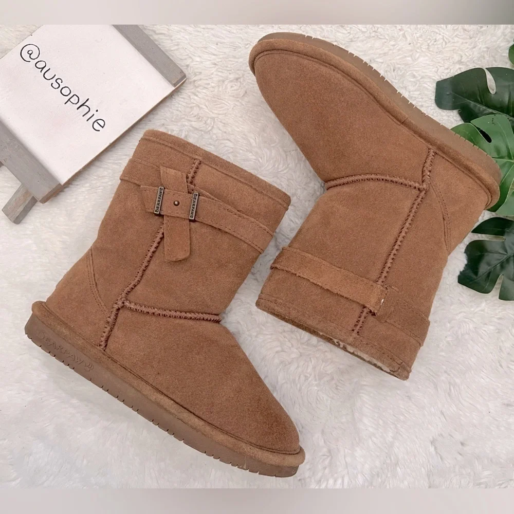 Bearpaw Girl’s Val Youth Boot in Suede Cognac. Size 2